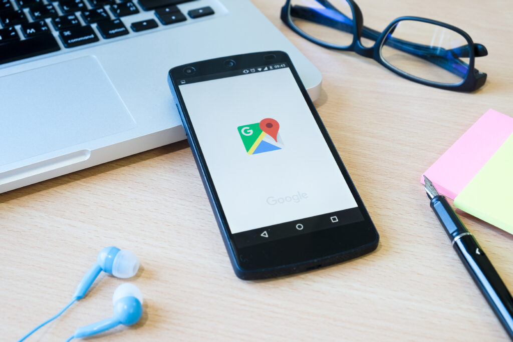 movil entrando en google maps para ver su ficha de negocio