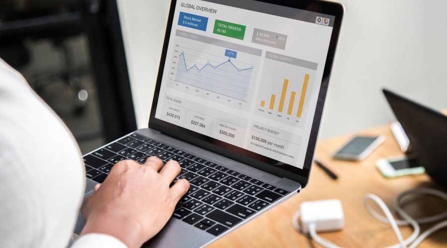 chico revisando métricas de el posicionamiento SEO de su cliente